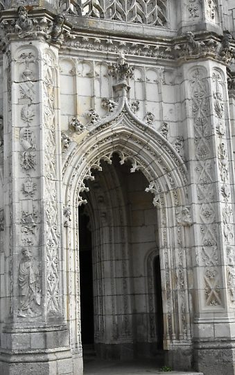 La porte centrale du porche et sa luxuriante ornementation néogothique