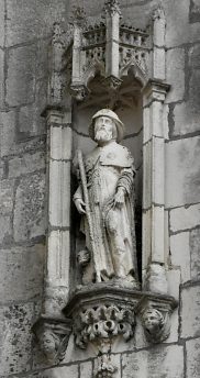 Statue de saint Jacques le Majeur au 2e niveau de la façade