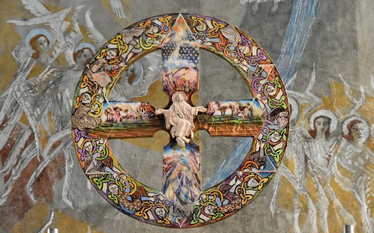 Dans le sanctuaire, le Cercle et la Croix, suspendus derrière le maître–autel, symbolisent l'Église rassemblée par le Christ.