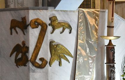 L'ambon du chœur est enrichi des symboles des quatre évangélistes.