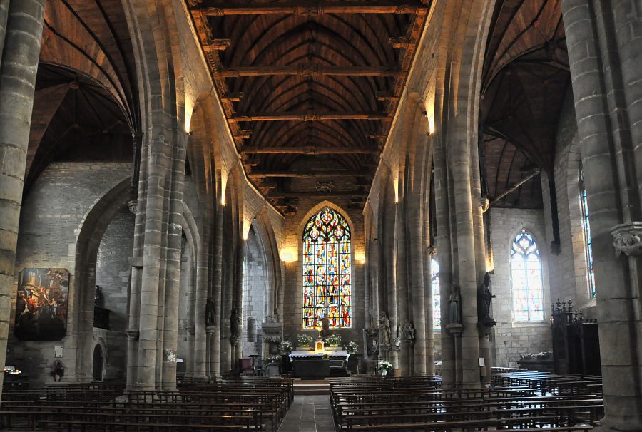 Vue générale de la nef et du chœur de l'église Saint–Armel.