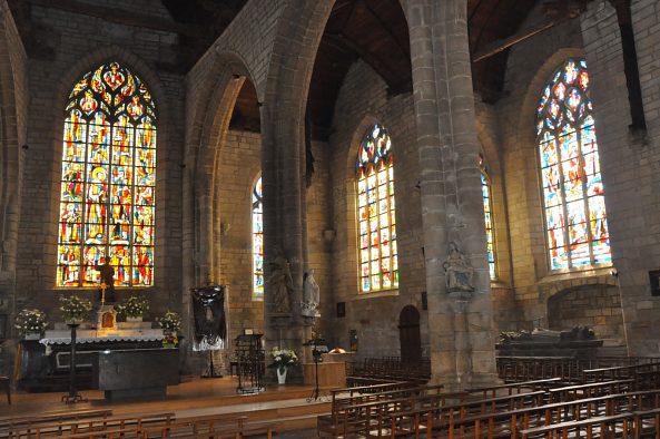 La nef, le chœur et, à droite, la chapelle de Malleville éclairée par le vitrail du Jugement dernier