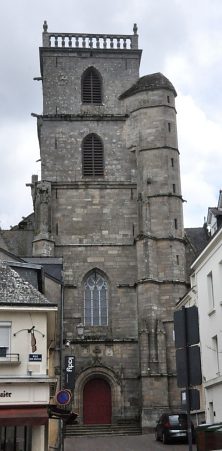 Le bas de la tour ouest date du XVIe siècle.