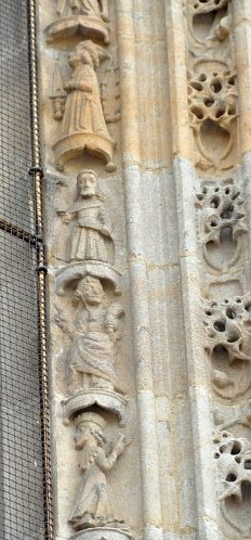 Ornementation de la fenêtre ouest : la sibylle Cimmérienne, un prophète et la sibylle d'Europe.