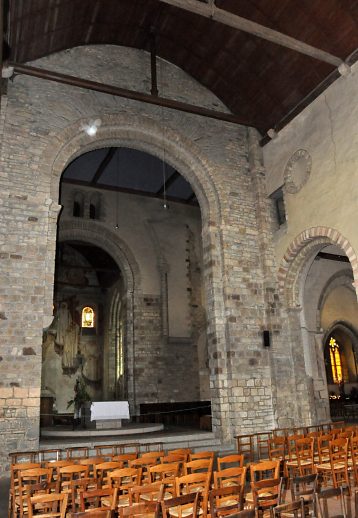 Aspect roman de l'église : le bras sud du transept et la croisée