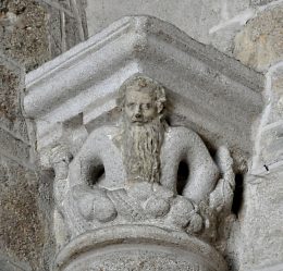 Un homme barbu dans une console romane du narthex