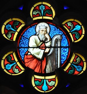 Vitrail de la chapelle absidiale sud : David et sa lyre dans le tympan