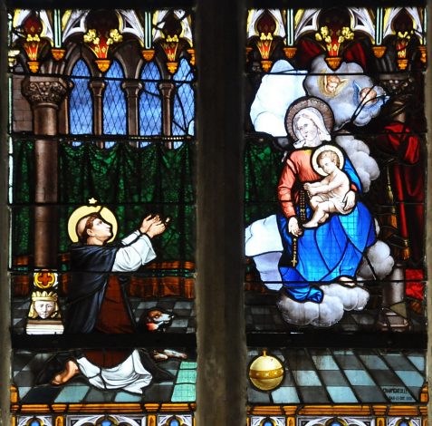 Détail du vitrail du Rosaire dans la chapelle absidiale nord