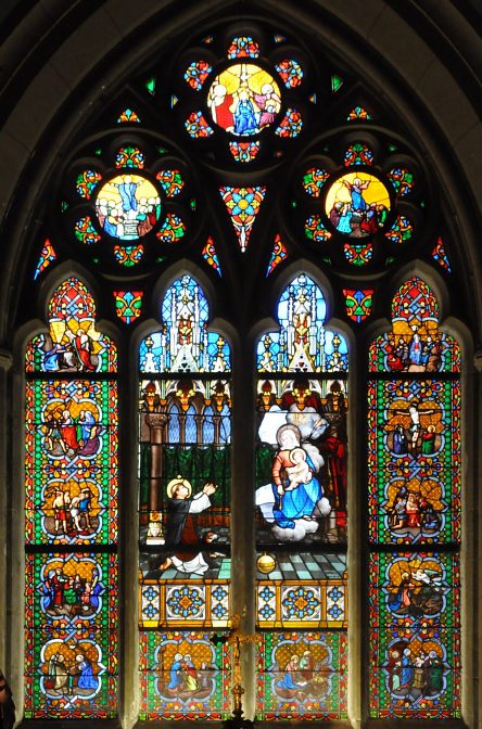 Vitrail du Rosaire (atelier Champigneulle, 1881) dans la chapelle absidiale nord