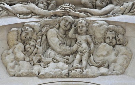 La Vierge et l'Enfant, bas-relief de la tour-porche