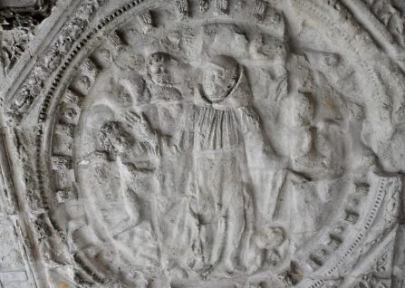 Bas-relief à la voûte de la galerie de l'ancien cloître