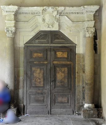 Une porte et son encadrement baroque
