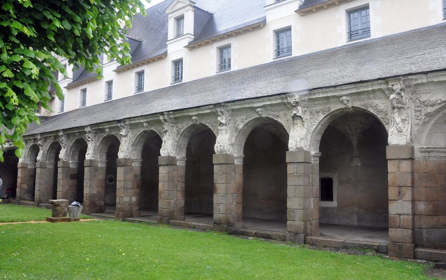 La galerie de l'ancien cloître de l'abbaye Saint-Melaine