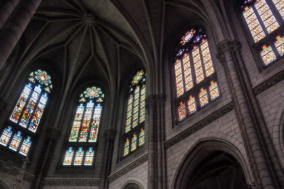 Le second niveau du chœur et ses vitraux
