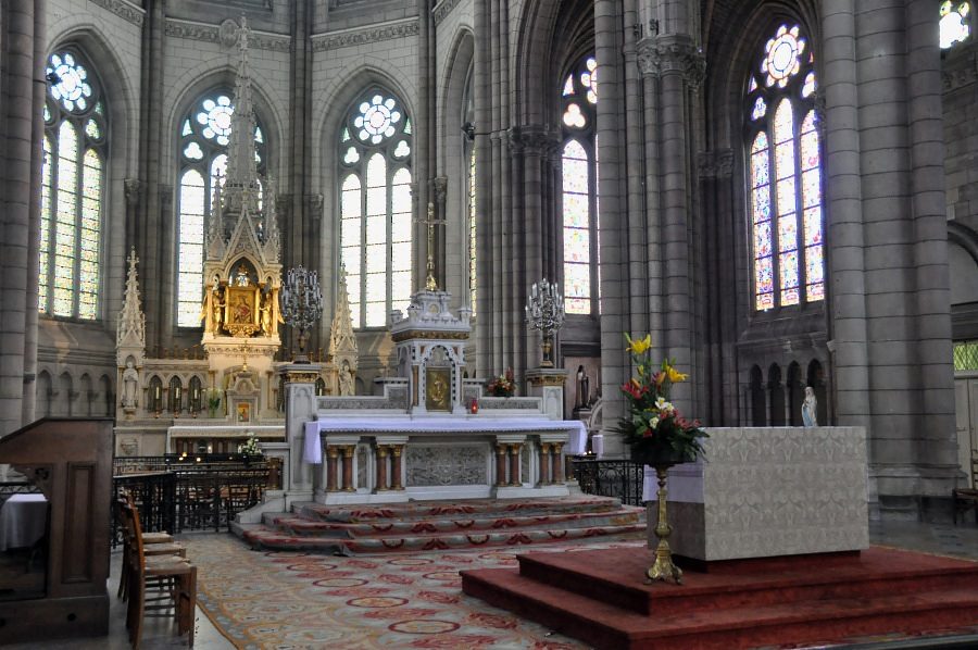 Le chœur de la basilique Sainte-Aubin : l'autel de messe, le maître-autel et le retable de la chapelle Notre-Dame de Bonne Nouvelle