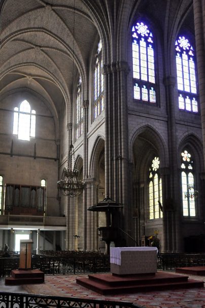 L'autel de messe dans le chœur et la façade sud
