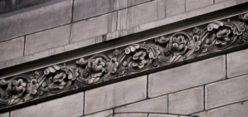 Une frise néogothique de style floral sépare les deux niveaux d'élévation
