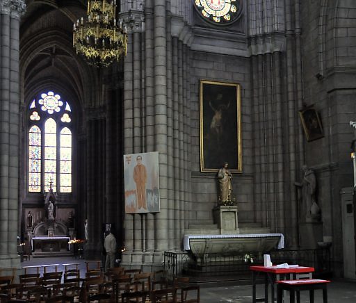 De gauche à droite : la chapelle absidiale Saint-Joseph et la chapelle du Sacré-Cœur dans le transept