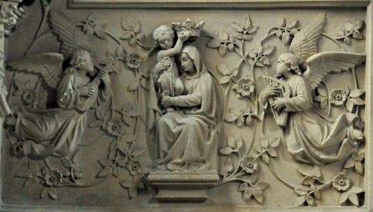 Bas-relief d'une Vierge à l'Enfant dans la chapelle Saint-Armel (XIXe siècle)