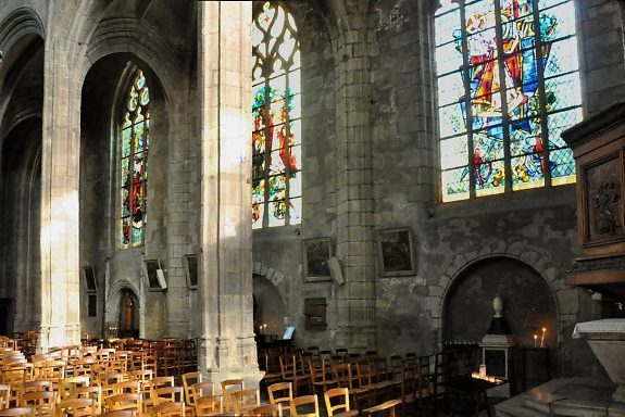 Le bas-côté nord et ses niches en arcades avec l'urne du chœur de l'abbé Caron)