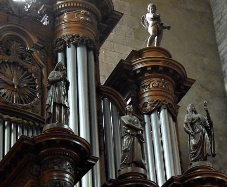 L'orgue de tribune : les statues sur les tourelles du positif
