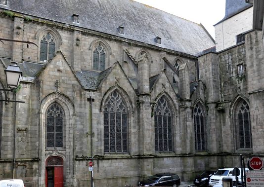 Le côté nord de l'église avec ses baies gothiques ornées de remplage flamboyant