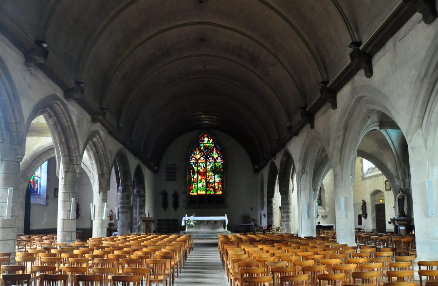 Vue de la nef et du chœur depuis l'entrée