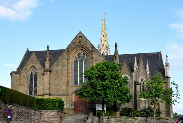 Sur le côté nord-ouest de l'église se trouve l'entrée principale