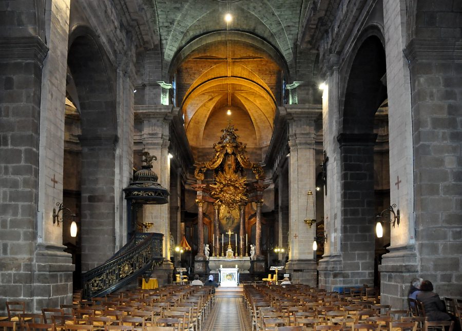 Vue d'ensemble de la nef et du chœur depuis l'entrée de la basilique
