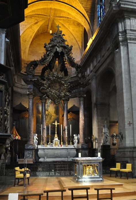 Le chœur et le baldaquin de la basilique Saint-Sauveur