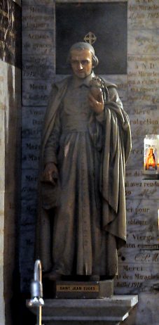 Statue de Jean Eudes et mur d'ex-voto à côté de la chapelle Notre-Dame des Miracles