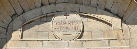 Inscription au «Christ Sauveur» dans le tympan du portail central