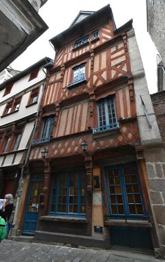 Maison à pans de bois et restaurant dans la rue Saint-Sauveur