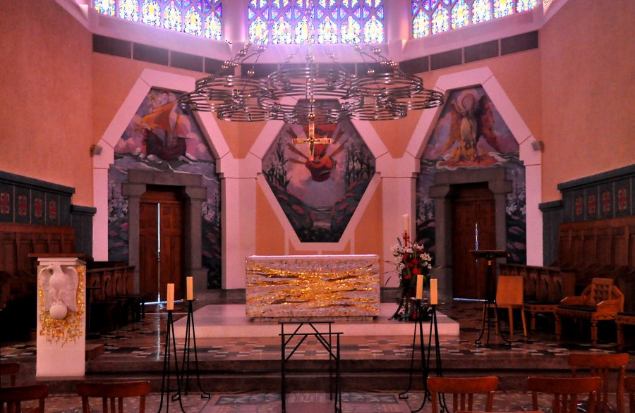 Le chœur de l église Sainte-Thérèse avec les peintures de Louis Garin et les mosaïques d'Odorico