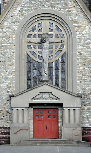 La façade et le Christ en croix d'Albert Bourget