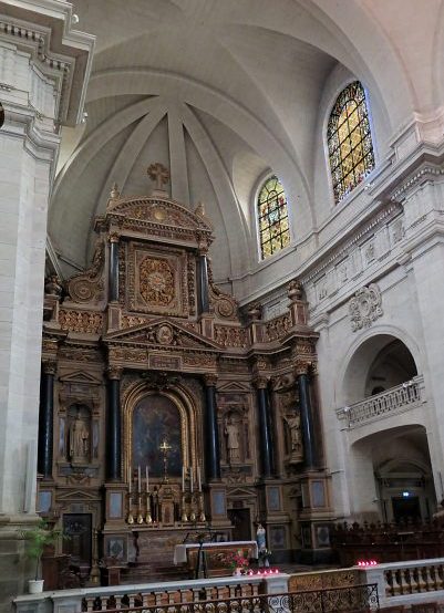 Le chœur, son retable du XVIIe siècle et la tribune sud