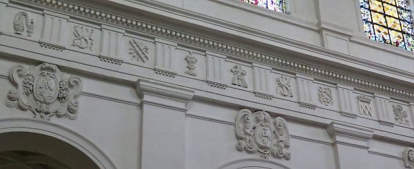 Entablement et métopes des instruments de la Passion au–dessus des arcades de la nef