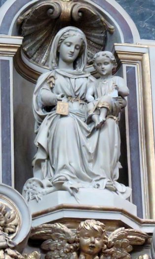 Groupe sculpté de la Vierge à l'Enfant dans le retable lavallois du bras nord du transept