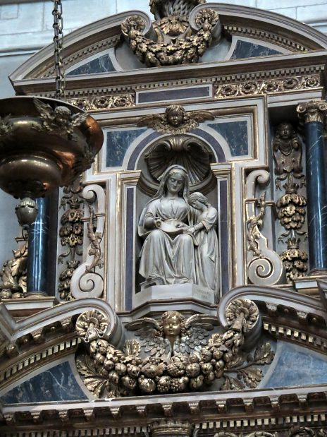 Groupe sculpté de l'Éducation de la Vierge dans le retable lavallois du bras sud du transept