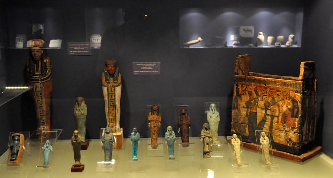Vitrine d'objets égyptiens