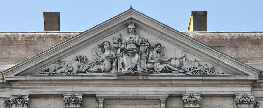 Le fronton et ses bas-reliefs : la Bretagne siège sur un trône entourée de deux anges