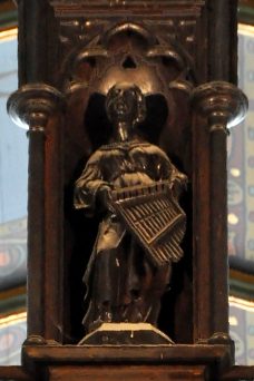 Sainte Cécile au pinacle de l'orgue de tribune