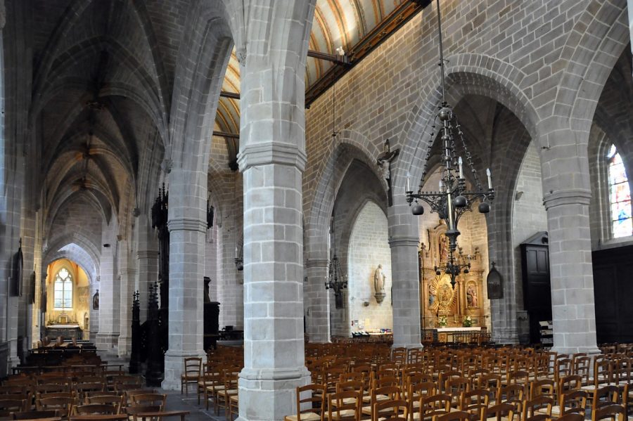 La nef et les bas-côtés vus depuis l'entrée de l'église