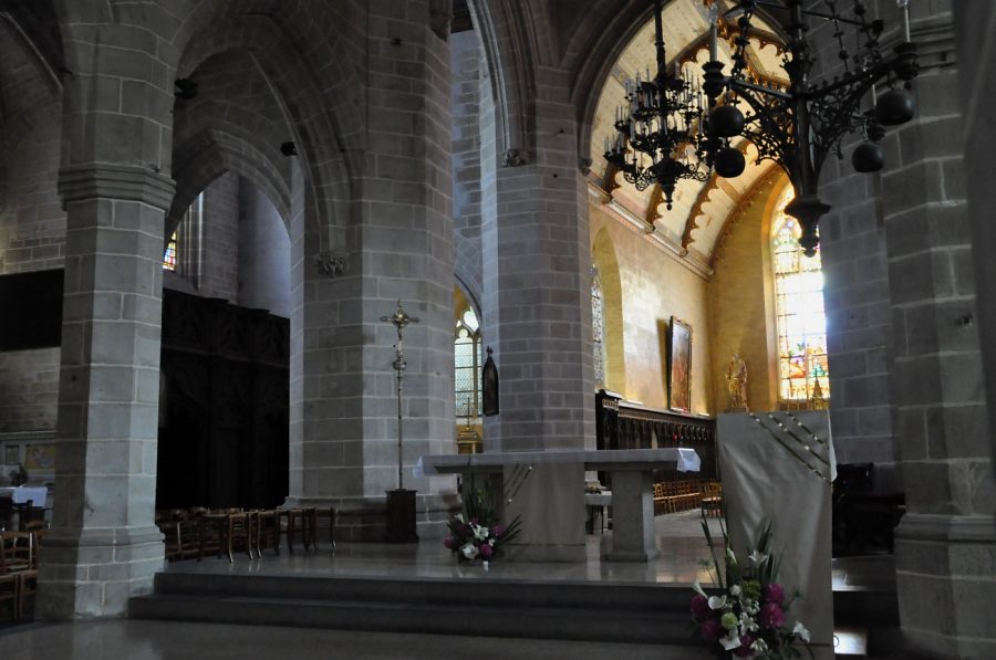 L'autel de messe est installé dans la première travée orientale de la nef