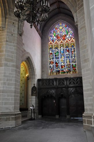 Le croisillon sud du transept avec le vitrail de l'Arbre de Jessé