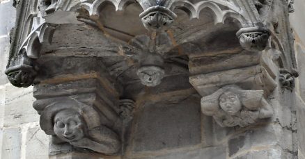 L'abat–son de la chaire à prêcher extérieure avec ses sculptures