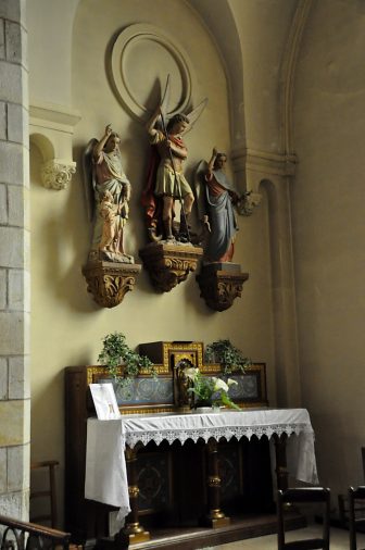 Autel latéral Saint-Michel et ses statues d'art sulpicien