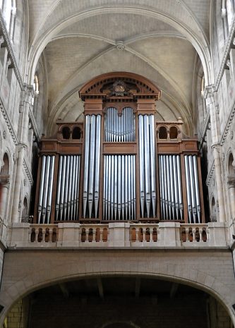 L'orgue de tribune a été réalisé par le facteur Victor Gonžalež
