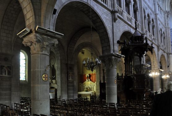 La nef sur le côté nord avec les piles, leurs chapiteaux et vue sur les chapelles latérales.