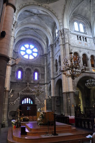 Le croisillon sud du transept et l'autel de messe installé à la croisée